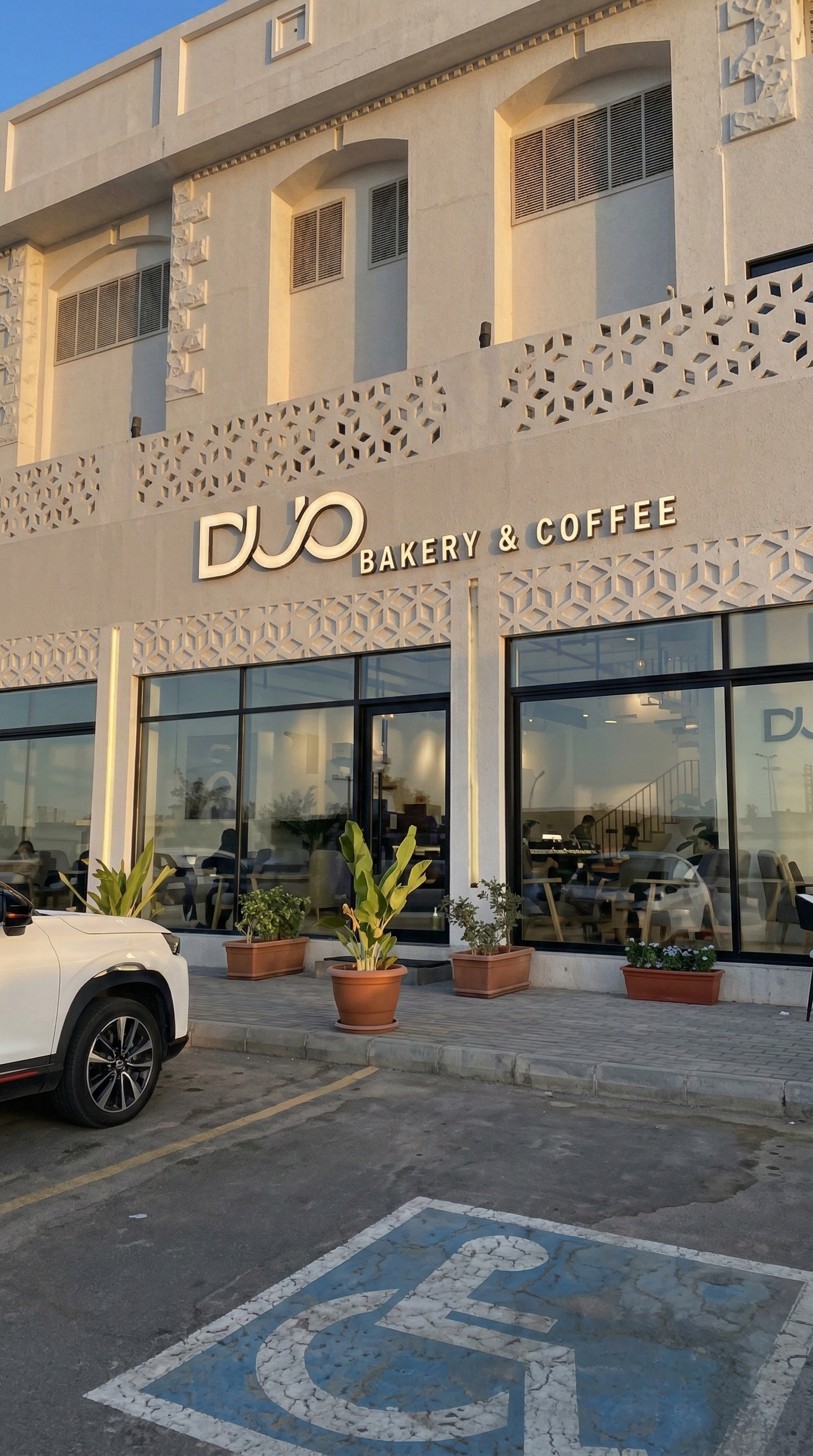 صورة من المقهى